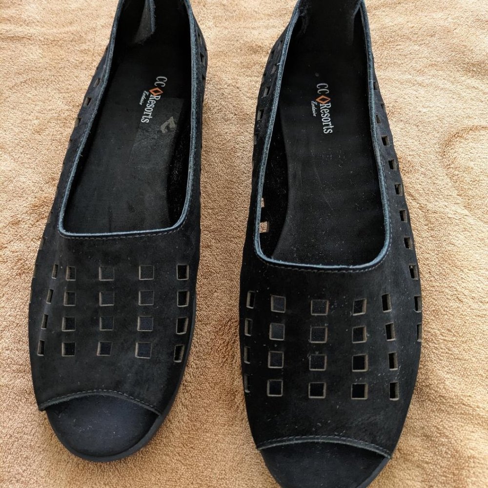 CC Resorts women's black suede, perforated loafer with back zipper, sz 11